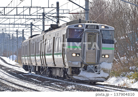 千歳線　島松－北広島　JR北海道　733系　B-121編成（札幌） 137904810