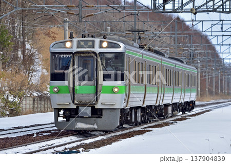 千歳線 西の里(信) JR北海道 721系 F-2107編成(札幌) 千歳線 西の里(信) JR北海道 721系 F-2107編成(札幌) 137904839
