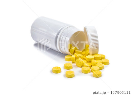 pill of folic acid on a white background pill of folic acid on a white background 137905111