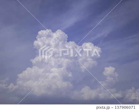 真夏の青空と入道雲 真夏の青空と入道雲 137906071