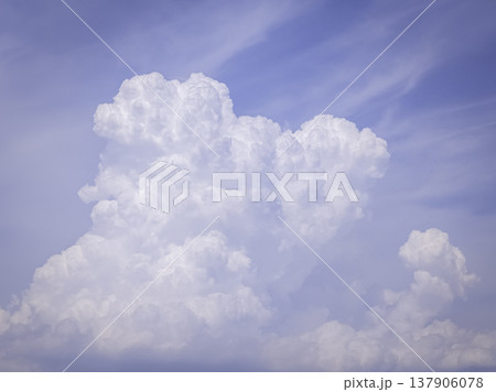夏の青空と白い雲 夏の青空と白い雲 137906078