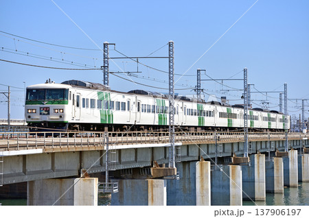 東海道本線　茅ヶ崎－平塚　JR東日本　185系　OM09編成（大宮）　踊り子 137906197