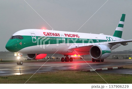 キャセイパシフィックA350離陸準備 137906229