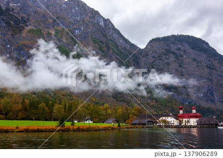 ドイツ 湖 反射 137906289