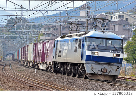 東海道本線　真鶴　JR貨物　EF210-13（岡山） 137906318