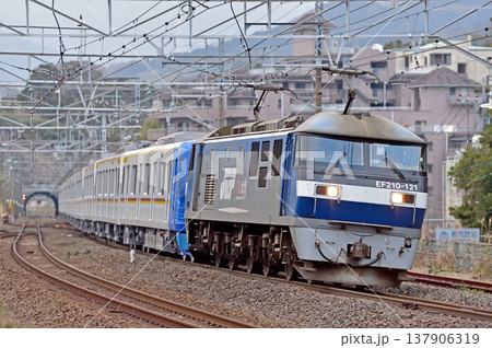 東海道本線　真鶴　JR貨物　EF210-121（新鶴見）＋東京メトロ　17000系　17102編成 137906319