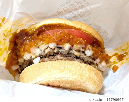 たっぷりのミートソースと厚切りトマトが食欲をそそるスパイシーバーガー たっぷりのミートソースと厚切りトマトが食欲をそそるスパイシーバーガー 137906674