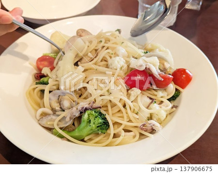 アサリとイカの魚介に色とりどりの温野菜を添えた本格ペペロンチーノ アサリとイカの魚介に色とりどりの温野菜を添えた本格ペペロンチーノ 137906675