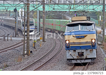 東海道本線 東戸塚-保土ケ谷 JR貨物 EF66-27(吹田) JR東日本 E217系 Y-10編成 東海道本線 東戸塚-保土ケ谷 JR貨物 EF66-27(吹田) JR東日本 E217系 Y-10編成 137906723