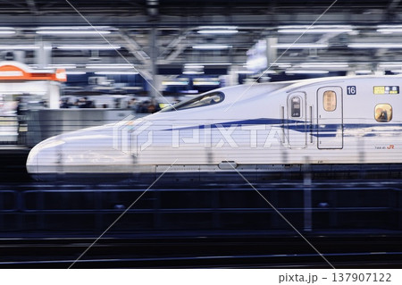 名古屋駅に到着する東海道新幹線車両 名古屋駅に到着する東海道新幹線車両 137907122