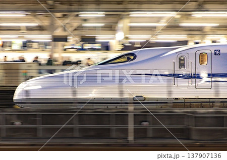 名古屋駅に到着する東海道新幹線車両 137907136
