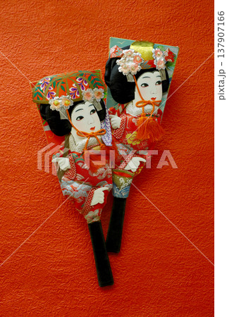 日本の伝統工芸品の飾り羽子板 赤い背景 137907166