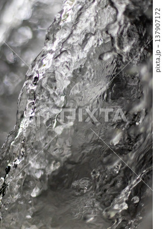 弾ける水しぶきのマクロ撮影_縦 137907172