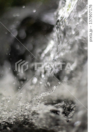 霧のように舞う水しぶきの瞬間_縦 霧のように舞う水しぶきの瞬間_縦 137907176