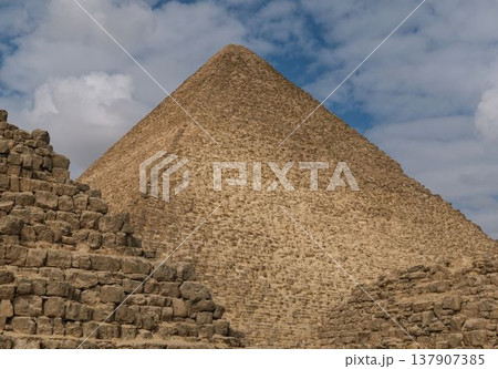 古代石造遺跡に囲まれたギザの大ピラミッド(クフ王) 古代石造遺跡に囲まれたギザの大ピラミッド(クフ王) 137907385