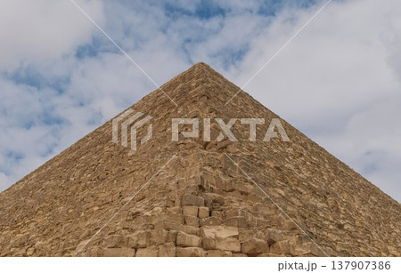 石積みの幾何構造を強調したギザの大ピラミッド（クフ王）の対称構図 137907386
