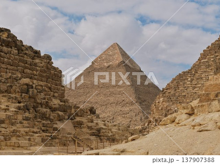 遺構に囲まれたギザ台地のカフラー王のピラミッド 137907388