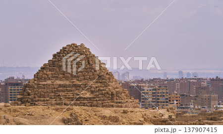 カイロ市街を背景にした副ピラミッド遺構 137907415