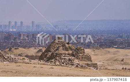 カイロの街並みを背にしたギザ台地の副ピラミッド遺構 137907418