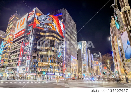 東京都、銀座の夜景（数寄屋橋交差点） 137907427