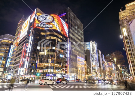 東京都、銀座の夜景(数寄屋橋交差点) 東京都、銀座の夜景(数寄屋橋交差点) 137907428