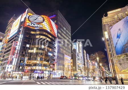 東京都、銀座の夜景(数寄屋橋交差点) 東京都、銀座の夜景(数寄屋橋交差点) 137907429