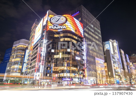東京都、銀座の夜景（数寄屋橋交差点） 137907430