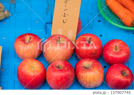 八百屋の店先 八百屋の店先 137907748