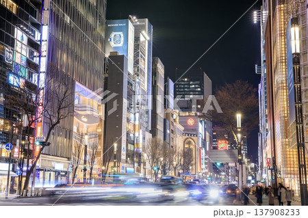 東京都、高級ブランドショップが立ち並ぶ銀座の夜景 137908233