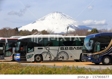 富士山と観光バス 137908877