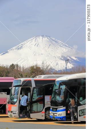 富士山と観光バス 137908878