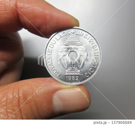 ラオスで1952年に発行された20セント硬貨 ラオスで1952年に発行された20セント硬貨 137908889