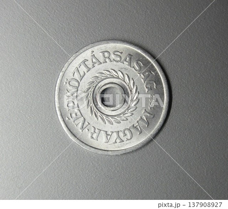 ハンガリーで1963年に発行された2フィレール硬貨 ハンガリーで1963年に発行された2フィレール硬貨 137908927