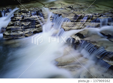 岩盤を流れる清流 137909162