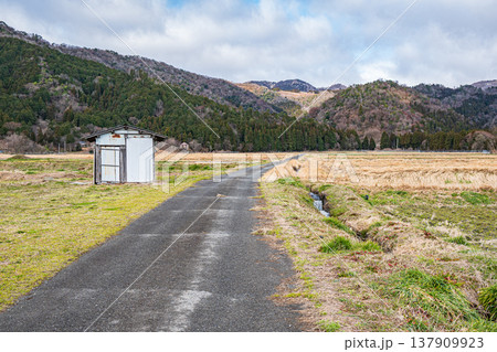 マキノ町の田園風景　滋賀県高島市 137909923
