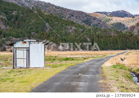 マキノ町の田園風景　滋賀県高島市 137909924