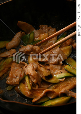 ナスとキュウリと豚肉のピリ辛味噌炒めの料理シーン ナスとキュウリと豚肉のピリ辛味噌炒めの料理シーン 137910080