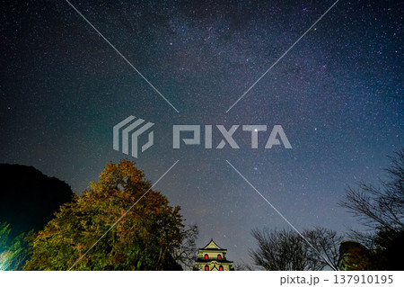 星空,天の川,日本の夜景,日本建築,城,和風,夜空,星景写真,自然,観光 137910195