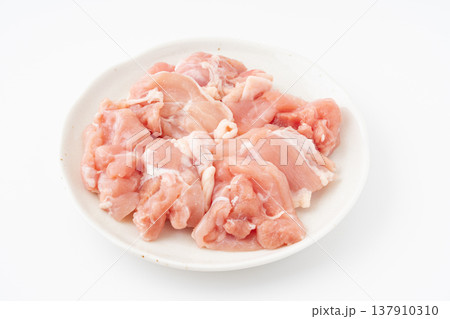 白背景にお皿に載せた生の鶏もも肉のぶつ切り 白背景にお皿に載せた生の鶏もも肉のぶつ切り 137910310