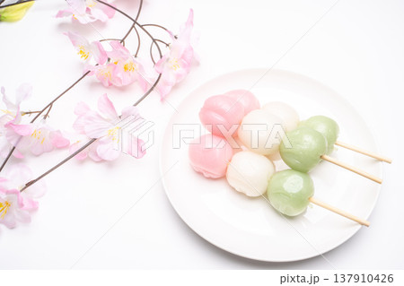 桜の花と三色団子の和菓子物撮り白背景 桜の花と三色団子の和菓子物撮り白背景 137910426