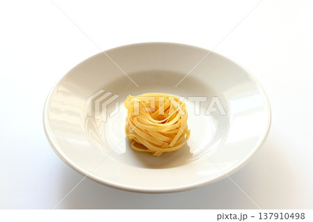 白背景の乾麺のタリアテッレ 137910498