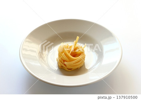 白背景の乾麺のタリアテッレ 白背景の乾麺のタリアテッレ 137910500