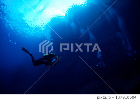 洞窟の中を泳ぐ二人のダイバー 137910604