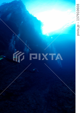 洞窟内で泳ぐダイバーと光 洞窟内で泳ぐダイバーと光 137910608