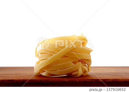 白背景の乾麺のタリアテッレ 137910652