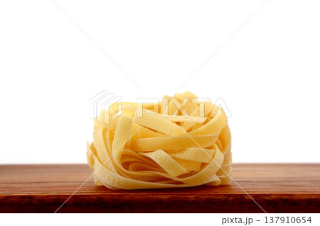 白背景の乾麺のタリアテッレ 137910654