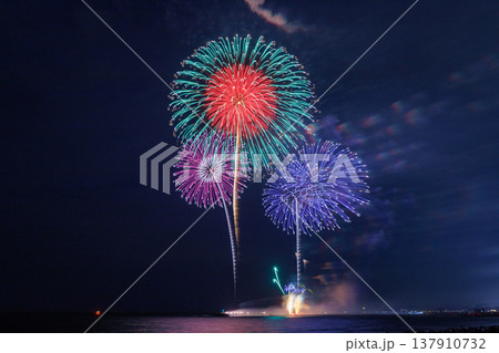 夏の夜空を彩るカラフルな花火 夏の夜空を彩るカラフルな花火 137910732