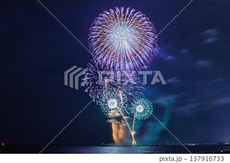 夏の夜空を彩る花火 夏の夜空を彩る花火 137910733