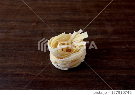テーブル背景の乾麺のタリアテッレ 137910746