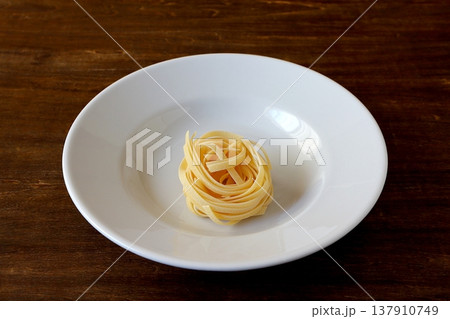 テーブル背景の乾麺のタリアテッレ テーブル背景の乾麺のタリアテッレ 137910749
